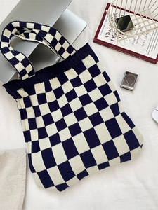 Sac fourre-tout en tricot à damier bleu marine et crème avec design décontracté