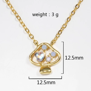 Dettaglio macro della collana con ciondolo a fungo dorato, opale e specifica di 3g