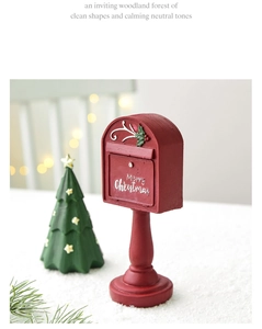Gros plan d'un mini sapin de Noël et d'une boîte aux lettres vintage en résine