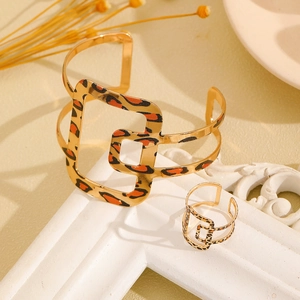 Detalle macro del conjunto de brazalete de leopardo dorado y anillo ajustable a juego