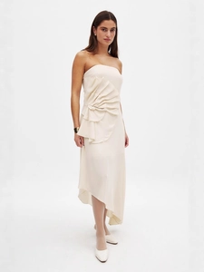 Robe midi bustier crème élégante avec fleur plissée asymétrique et ourlet irrégulier