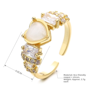 Close-up of golden cat-eye heart ring with zircon inlay and detailed 0.8cm width specs