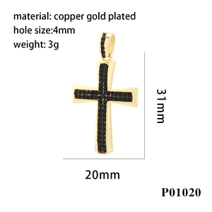 Pendaglio a croce hip hop con zirconi neri in rame placcato oro 18K, 31x20 mm