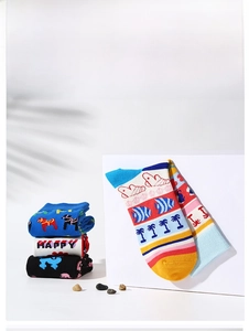Détail de six paires de chaussettes en coton colorées aux motifs d'été et lettrage Happy