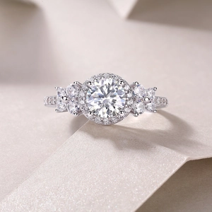 Anello di lusso in argento S925 con moissanite rotonda a halo e dettagli in pavé laterale