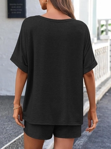 Rückansicht des schwarzen Freizeit-Sets mit Drop-Shoulder T-Shirt und Kordelzug-Shorts