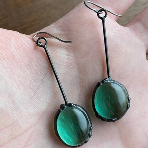 Elegante lange Vintage-Ohrringe mit grünen Ovalsteinen und oxidierten Metallhaken