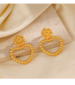 Détail de boucles d'oreilles cœur plaquées or 18K avec tournesols et texture torsadée