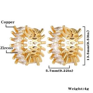 Vista detallada de aros bañados en oro de 18K con pavé de circonitas y 13,5 mm de diámetro