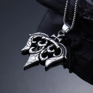 Pendentif croix gothique en argent avec motifs totem sur fond sombre réfléchissant
