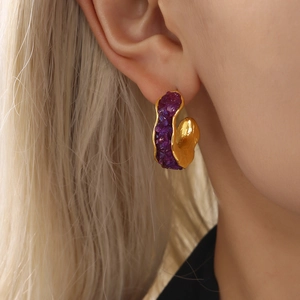 Luxurious C-shaped earrings with purple crushed stones and PVD gold plating for women