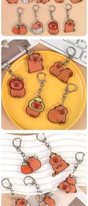 Vues détaillées de porte-clés capybara en acrylique aux motifs de dessins animés variés