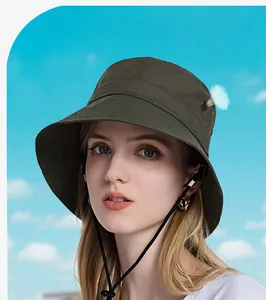 Détails du chapeau de soleil vert foncé avec œillets en métal et mentonnière réglable