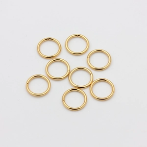Detailed view of 8 gold-plated stainless steel jump rings for DIY jewelry connectors