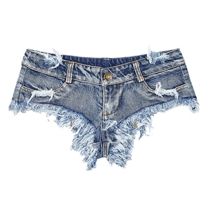 Dettaglio dell'orlo sfrangiato e del tessuto denim usurato per questi pantaloncini blu