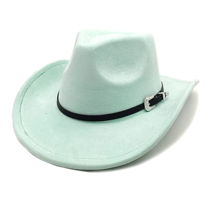 Vue détaillée du chapeau de cowboy en feutre vert menthe avec ceinture en cuir et boucle