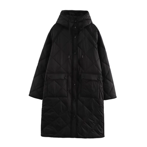 Manteau long matelassé noir à capuche pour femme avec motif en losanges classique