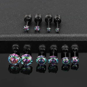 Détails de cinq paires de clous en acier noir sertis de zircons cubiques arc-en-ciel