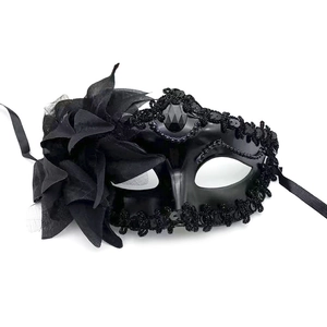 Elegante schwarze venezianische Maske mit großer Blume und Pailletten auf weißem Grund
