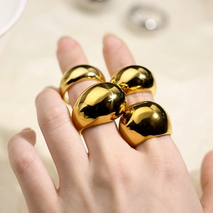 Anello a cupola larga minimalista placcato in oro 18k con finitura lucida a specchio