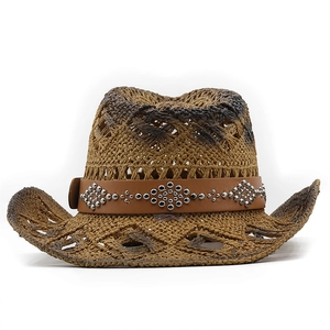 Détail d'un chapeau de cowboy en paille tressée avec bande en cuir et rivets en métal