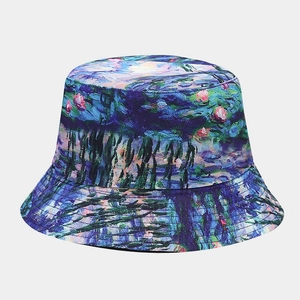 Omkeerbare vissershoed met impressionistische olieverfprint in blauwe en roze tinten