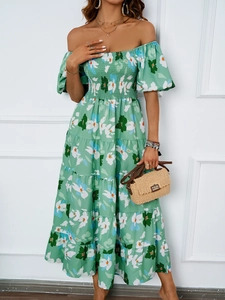 Dettaglio vestito estivo verde a fiori con scollo a barca, maniche a sbuffo e gonna a balze