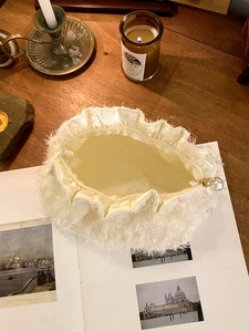 Trousse à maquillage élégante en fausse fourrure blanche avec fermeture perle et volants