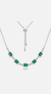 Gros plan d'un collier émeraude réglable avec gemmes rectangulaires et pierres zircon