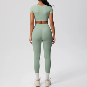 Vue arrière de l'ensemble de yoga vert menthe avec legging taille haute et haut court