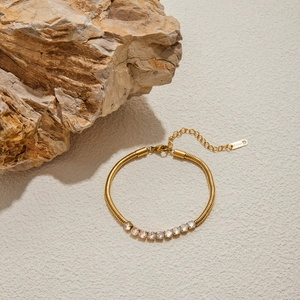 Bracciale classico in acciaio inossidabile placcato oro 18K con zirconi bianchi su base