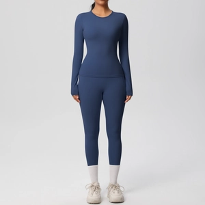 Détail du legging de yoga taille haute avec poches latérales pratiques en bleu gris foncé
