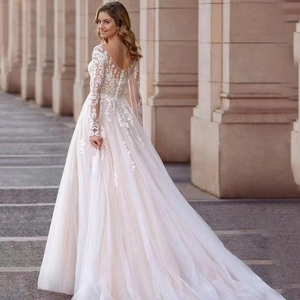 Elegantes langärmeliges elfenbeinfarbenes Hochzeitskleid mit Spitze und langer Schleppe