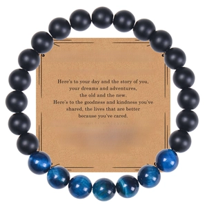 Détail d'un bracelet en perles sur carte 70e anniversaire avec oeil de tigre et onyx