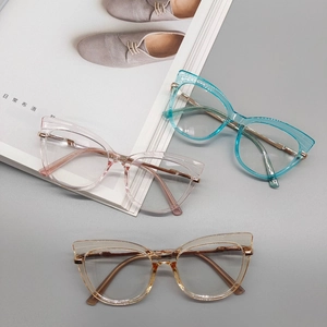 Montature per occhiali cat eye alla moda in colori rosa, blu e ambra trasparenti