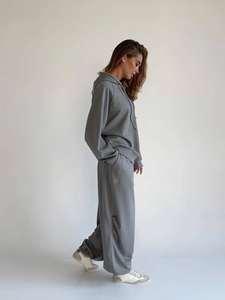 Tuta sportiva grigia vintage due pezzi con felpa con cappuccio e pantaloni larghi