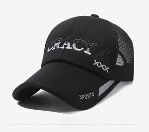 Détail de la casquette noire respirante avec broderie CRACY blanche et motif latéral