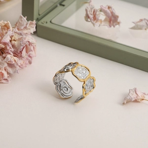 Zweifarbiger Edelstahlring mit silberner Blumentextur und goldfarbenem Rand