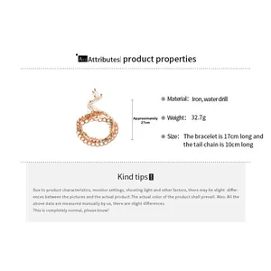 Détail d'un ensemble de bracelets de cheville dorés multicouches avec strass et fer