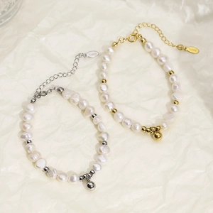 Détail de bracelets en perles d'eau douce dorés et argentés avec étiquettes S.steel