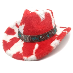 Détail d'un chapeau de cow-boy rouge à motif vache avec bande en cuir et boucle papillon