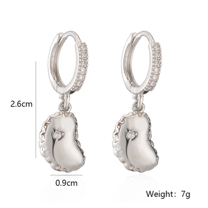 Dettaglio orecchini a palloncino geometrici placcati oro con zircone e dimensioni