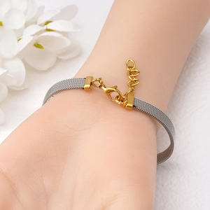 Dettaglio del bracciale a maglia argento regolabile con chiusura a moschettone dorata