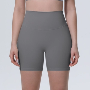 Gros plan sur la taille haute sans couture du short de yoga gris pour le fitness