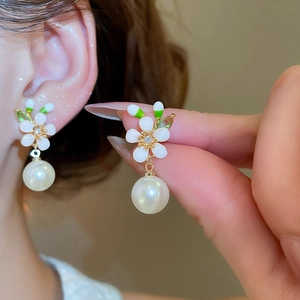 Detailansicht der 18k vergoldeten Blumenohrringe mit Perlen und Zirkonia Kristallen