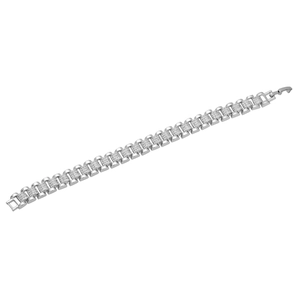 Dettaglio macro del bracciale a cinturino d'argento con zirconi pavé scintillanti