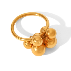 Détail de la bague en acier inoxydable doré avec des breloques sphériques lisses