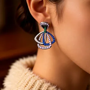 Boucles d'oreilles pendantes géométriques vintage avec zircons colorés sur modèle