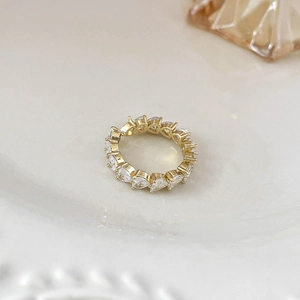 Dettaglio di un anello eternity con zirconi a forma di cuore con placcatura in oro e griffes