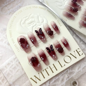 Faux ongles faits main dégradé bordeaux avec roses 3D, papillons noirs et perles